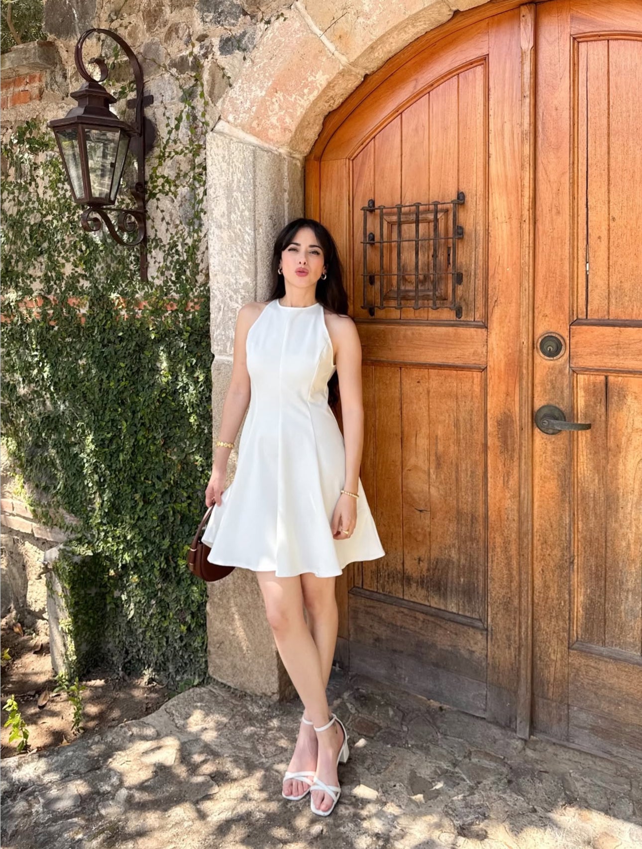 Vestido corto, de algodón, diseño de campana, sin mangas.