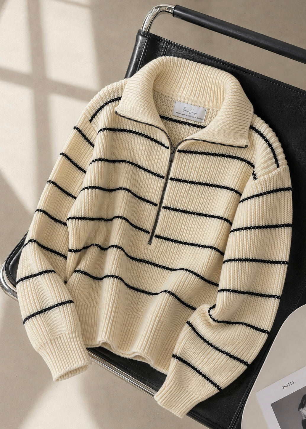 Suéter para dama, diseño especial de medio zipper, tonalidad crema con líneas negras.