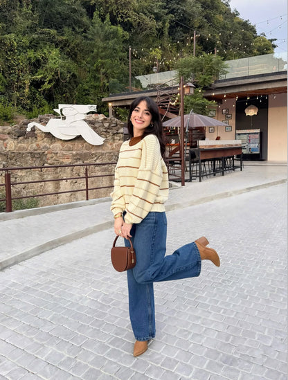 Suéter para dama, diseño especial estilo pull over, color crema con detalles cafés.