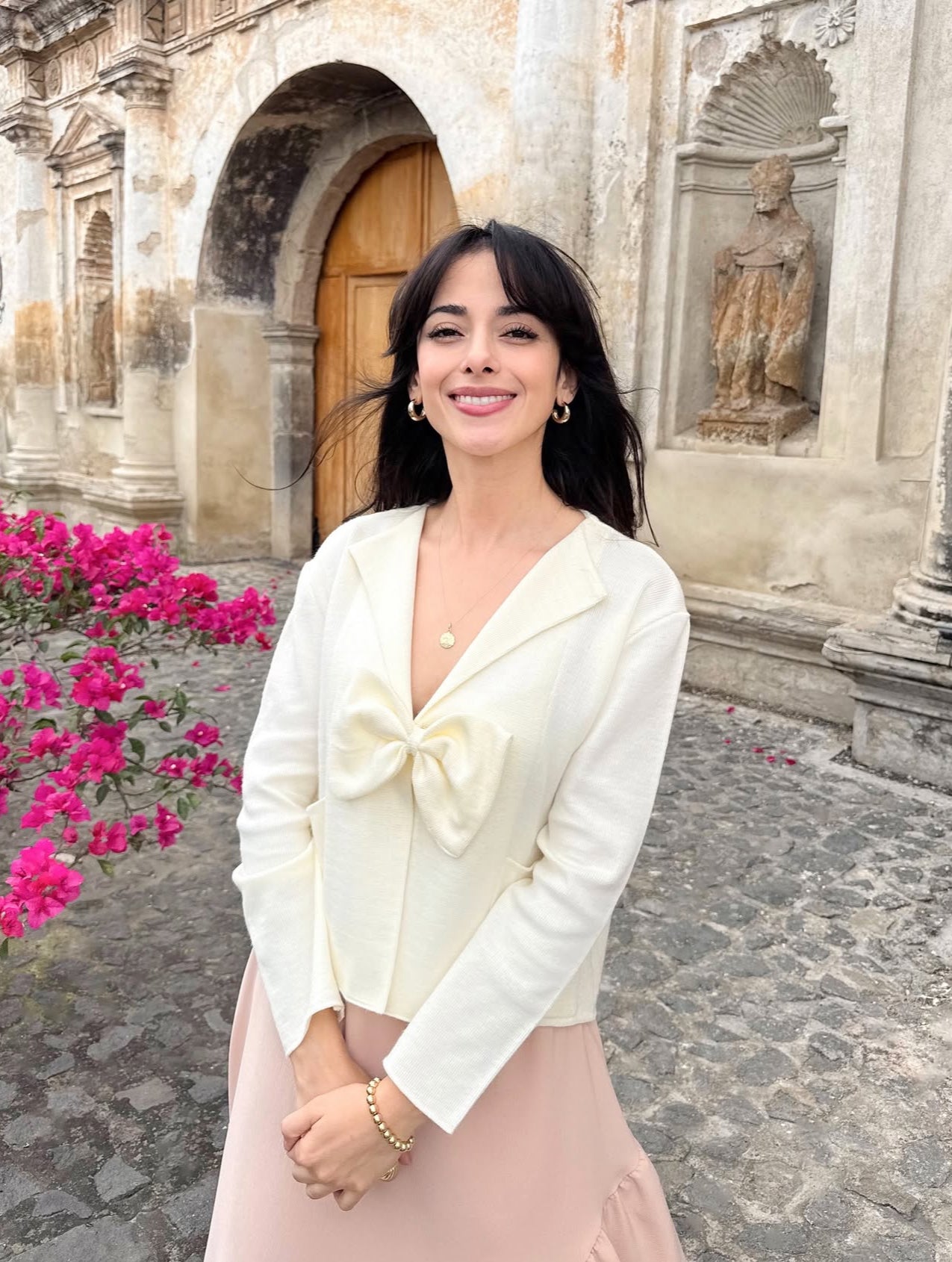 Suéter para dama, diseño especial, de lana, abierto, con broche de moña.