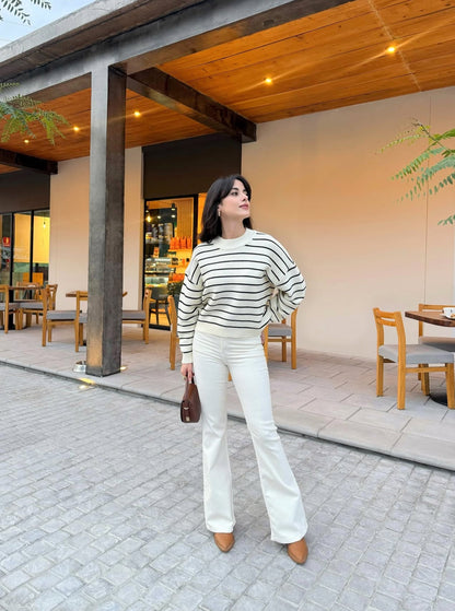 Pantalón estilo campana, de lona estrech, color crema.