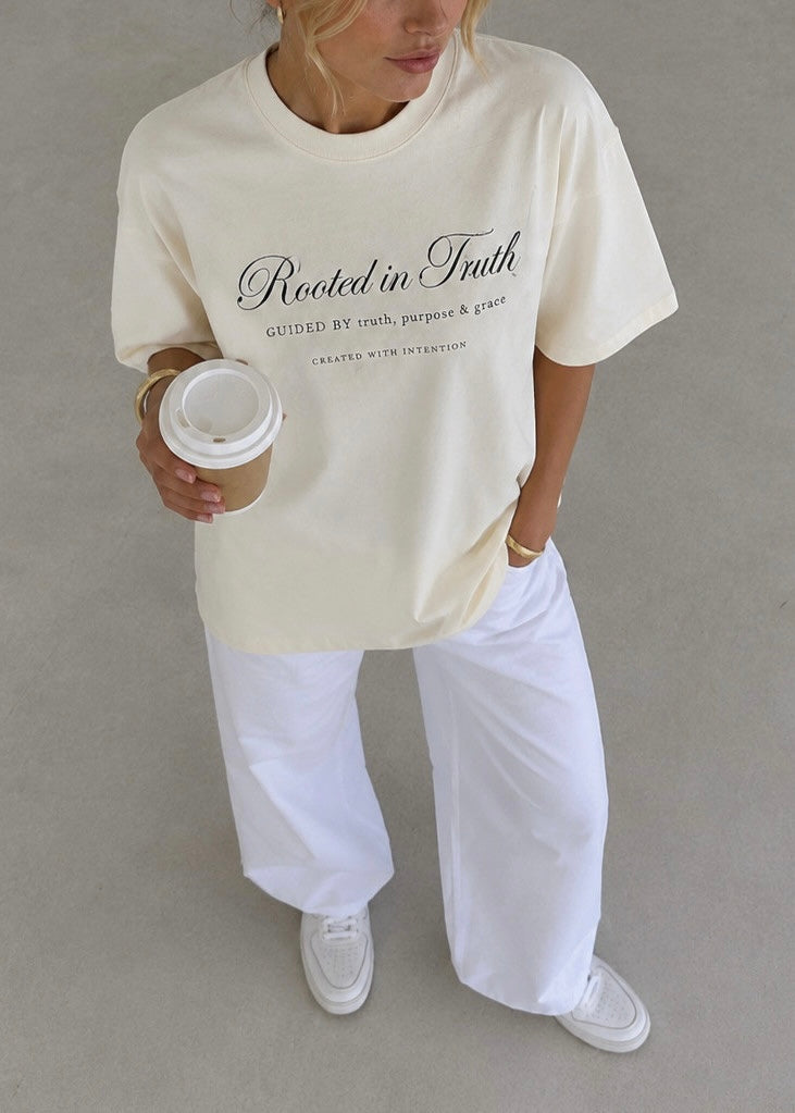 "Rooted in Truth", blusa tipo t-shirt, de edición especial, para dama, diseño oversize, tonalidad crema.