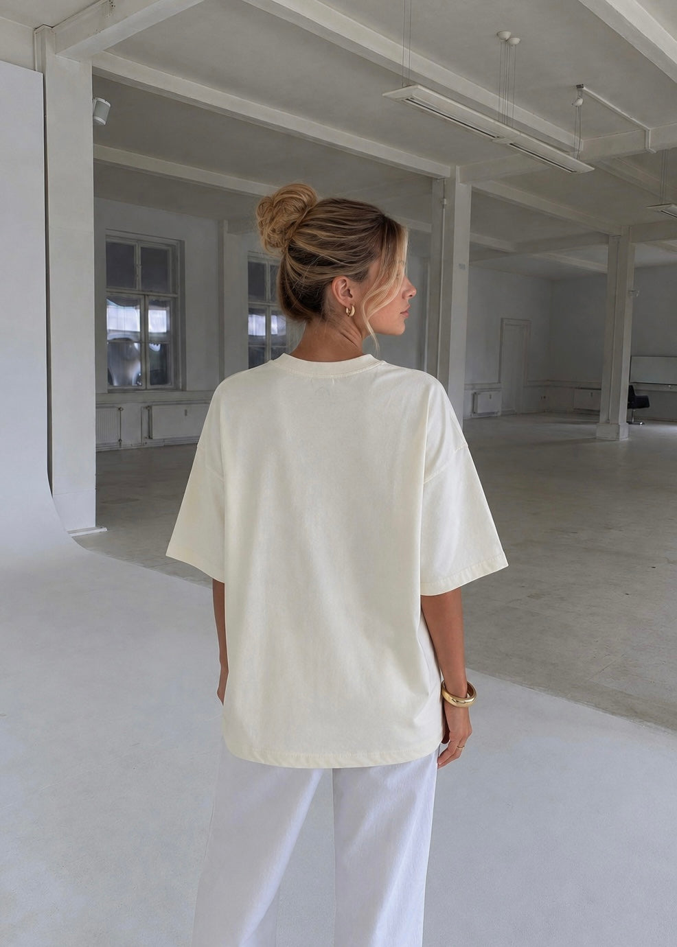 "Rooted in Truth", blusa tipo t-shirt, de edición especial, para dama, diseño oversize, tonalidad crema.