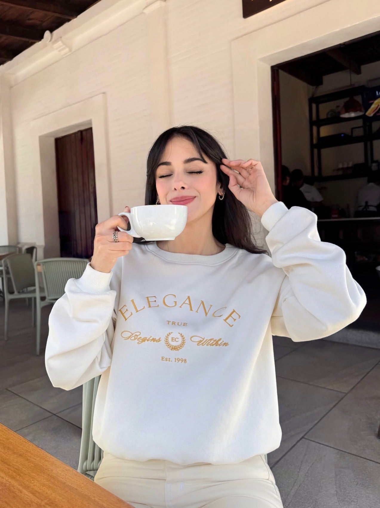 "La verdadera elegancia comienza en el interior", suéter para dama, estilo hoodie, tonalidad crema.