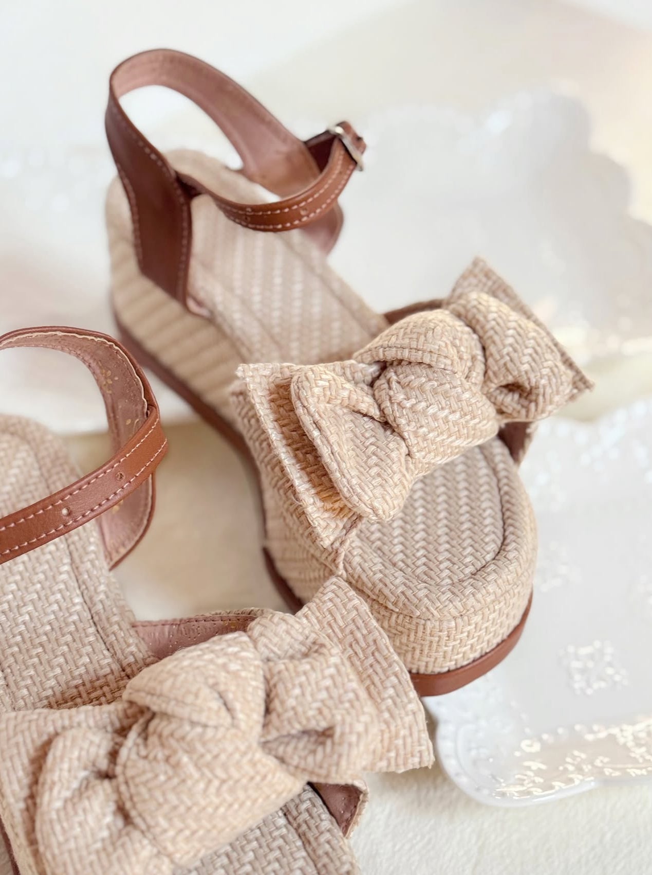Sandalias con plataforma, de 6cm de altura, color beige con diseño de moña.