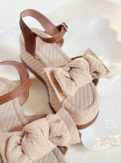 Sandalias con plataforma, de 6cm de altura, color beige con diseño de moña.