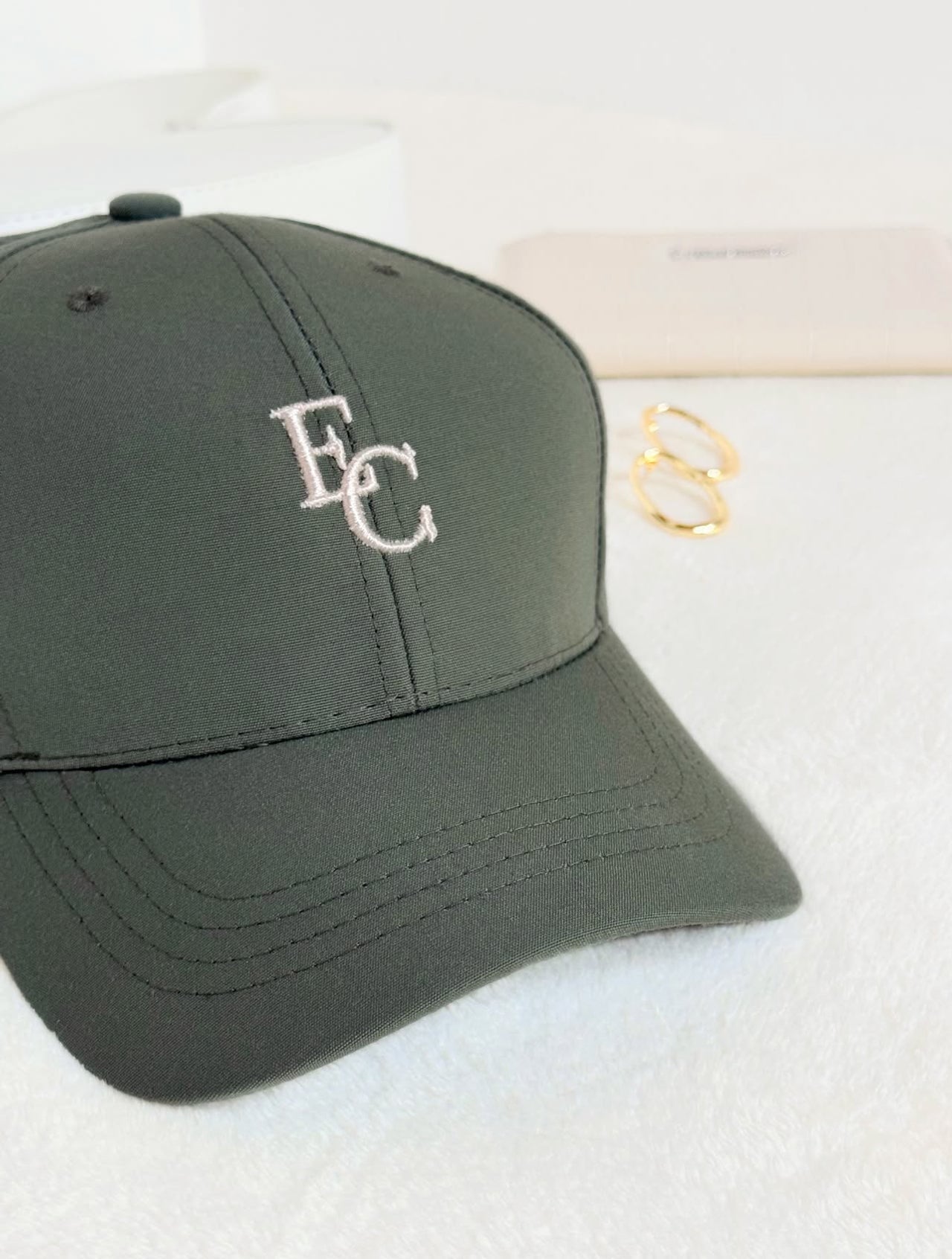 Gorra minimalista, con letras bordadas EC
