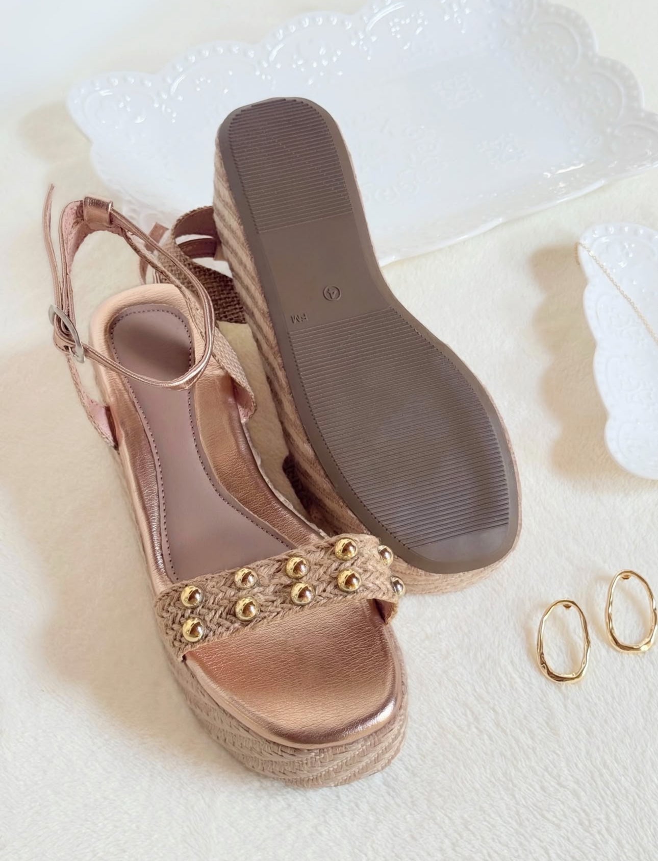 Sandalias con plataforma de 6cm de altura, color rosa dorado.