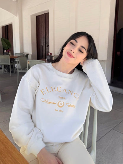 "La verdadera elegancia comienza en el interior", suéter para dama, estilo hoodie, tonalidad crema.