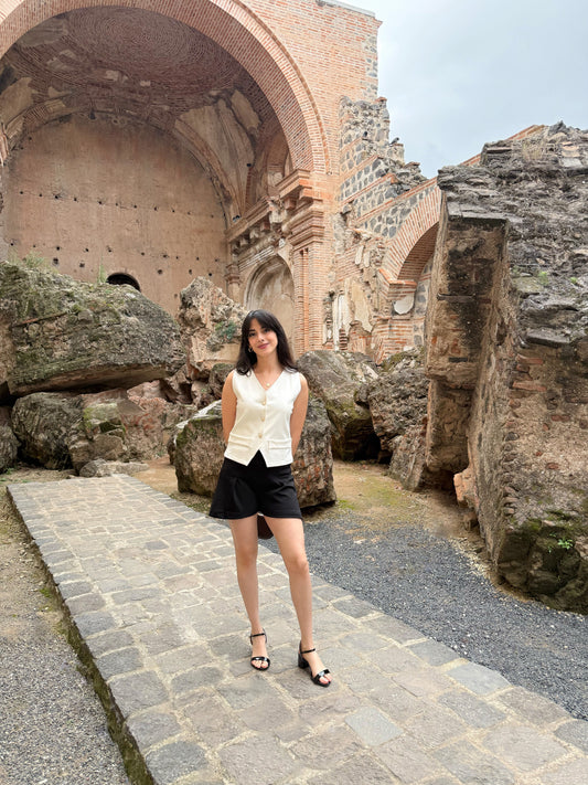 Short de tela, estilo pierna ancha, estretch, color negro.