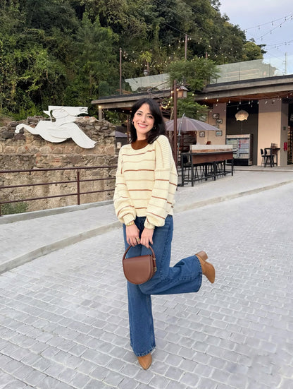 Suéter para dama, diseño especial estilo pull over, color crema con detalles cafés.