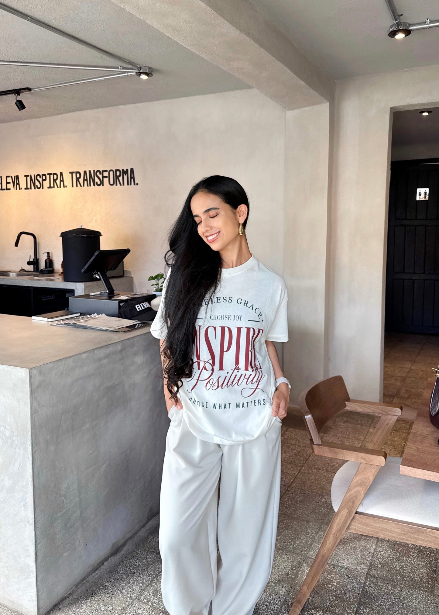 "Inspire Positivity", blusa tipo t-shirt, de edición especial, para dama, diseño oversize, tonalidad crema.