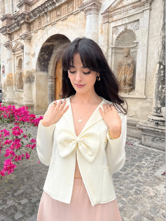 Suéter para dama, diseño especial, de lana, abierto, con broche de moña.