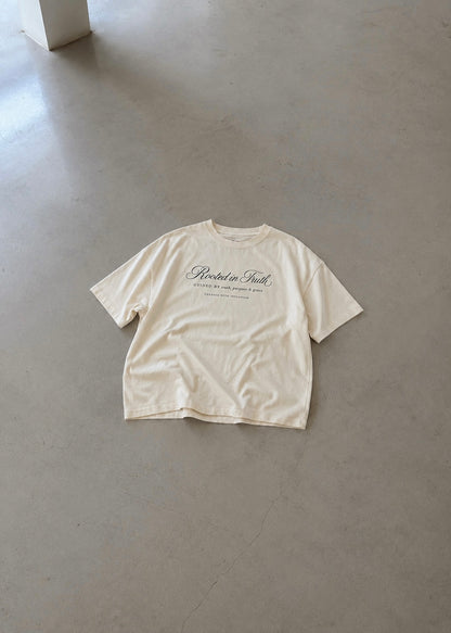 "Rooted in Truth", blusa tipo t-shirt, de edición especial, para dama, diseño oversize, tonalidad crema.