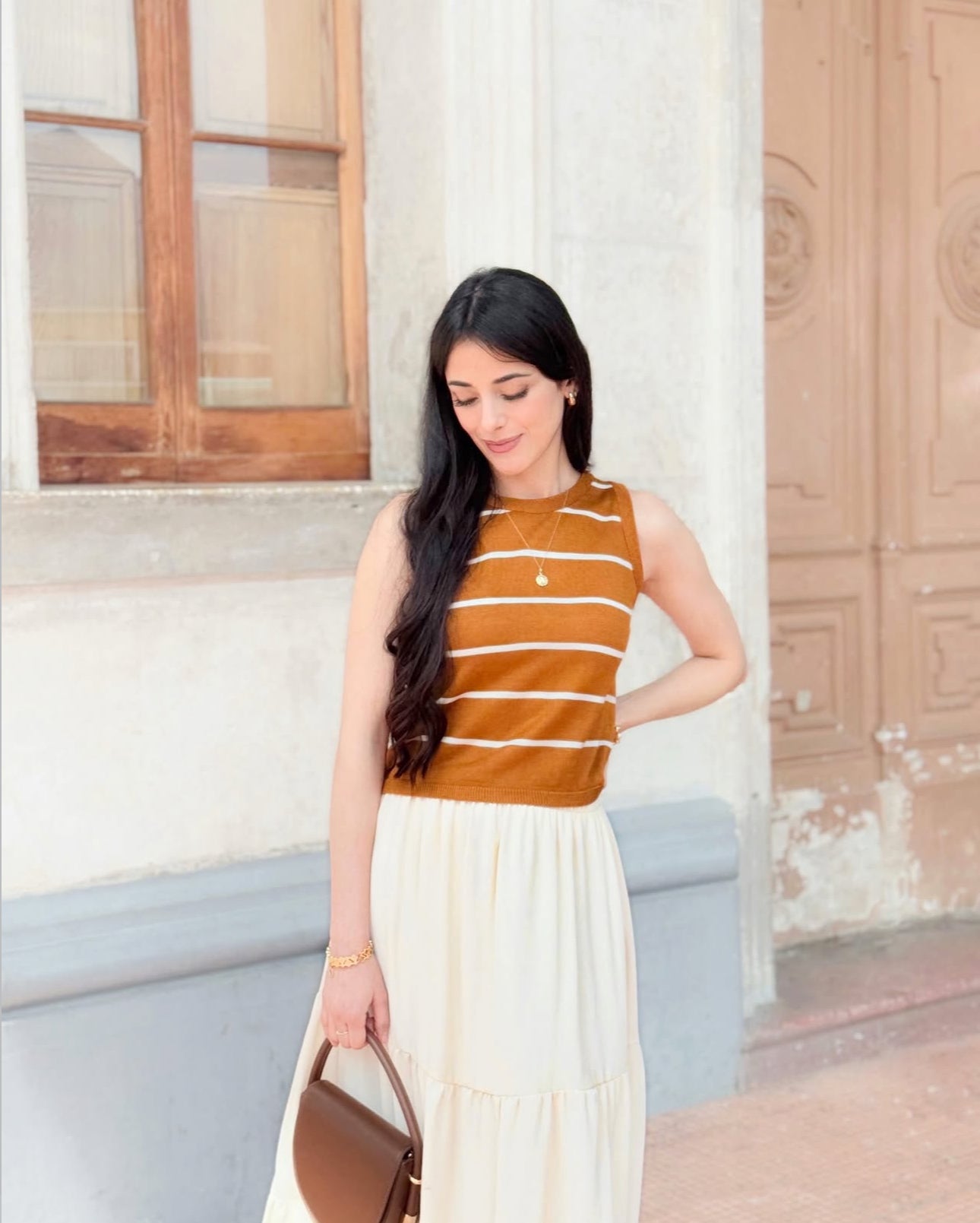 Blusa de dama tejida, sin mangas, color naranja ladrillo.
