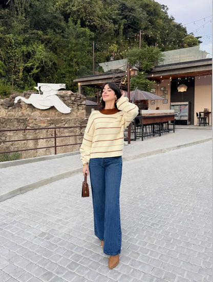 Suéter para dama, diseño especial estilo pull over, color crema con detalles cafés.