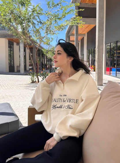 “Cualidad y Virtud”, suéter para dama estilo hoodie, tonalidad crema. Edición especial.