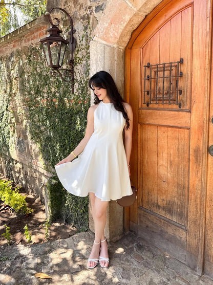 Vestido corto, de algodón, diseño de campana, sin mangas.