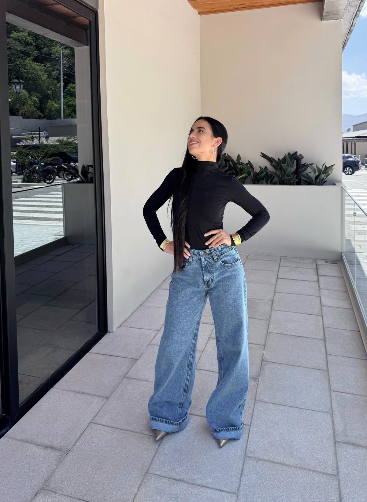 Pantalón estilo wide leg, de cintura media, color celeste nevado, edición especial.