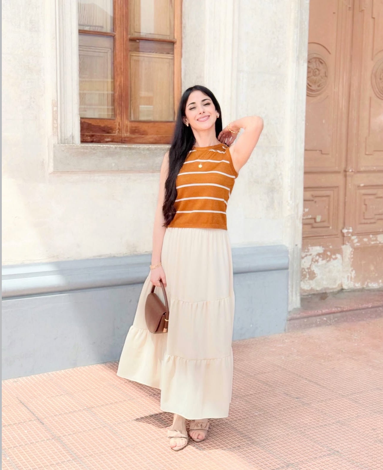 Blusa de dama tejida, sin mangas, color naranja ladrillo.