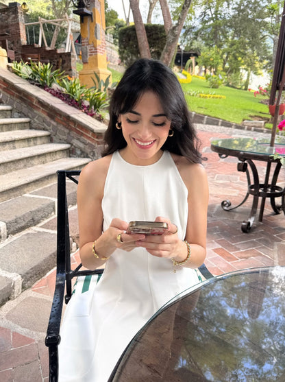Vestido corto, de algodón, diseño de campana, sin mangas.