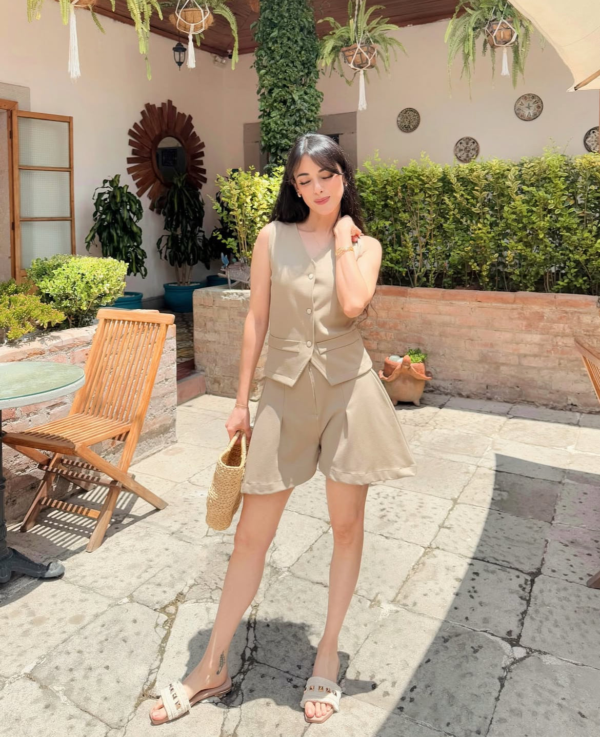 Blusa estilo chalequito, diseño especial, tonalidad beige.