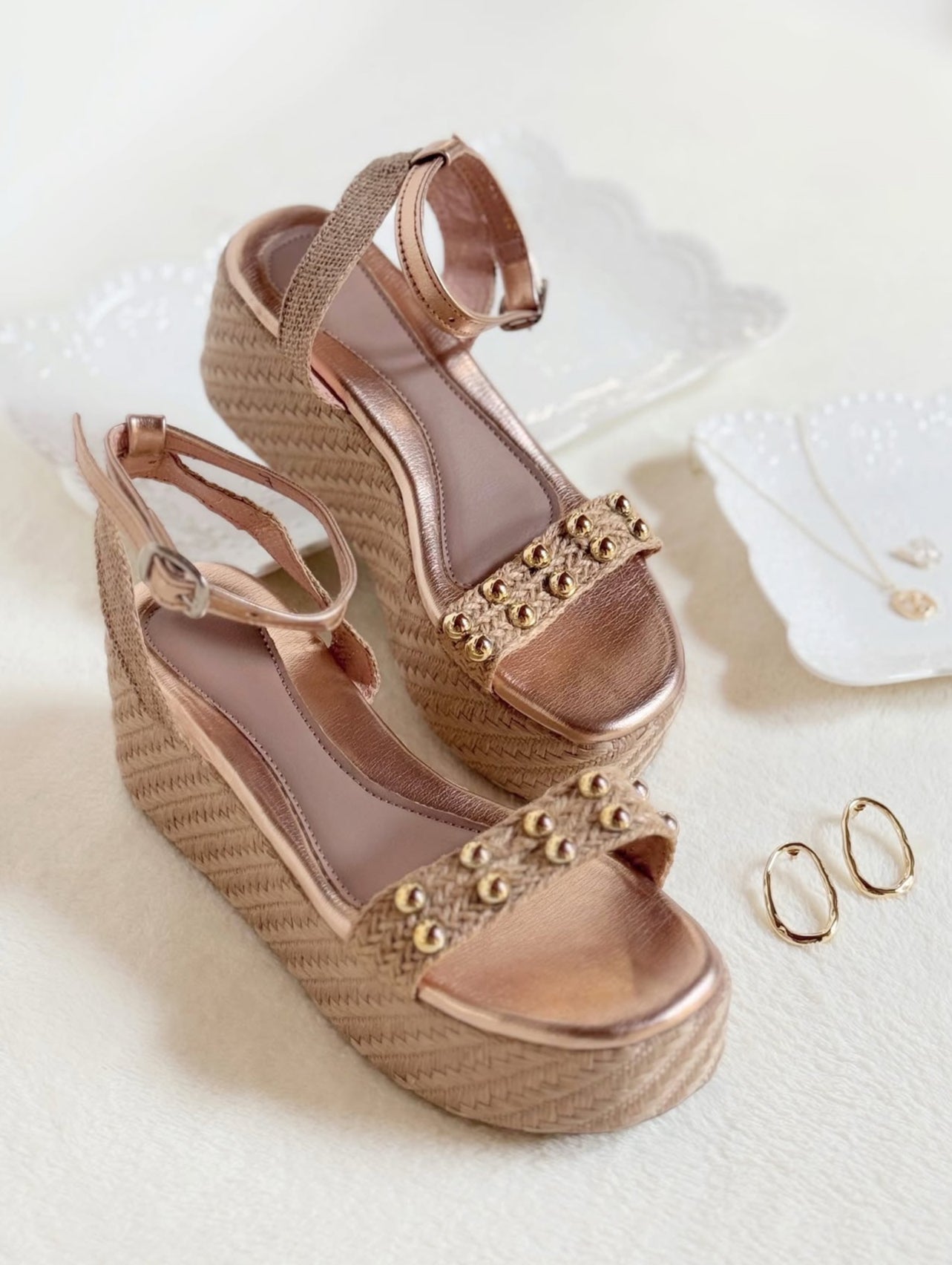 Sandalias con plataforma de 6cm de altura, color rosa dorado.