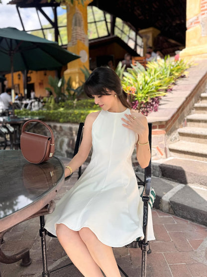 Vestido corto, de algodón, diseño de campana, sin mangas.