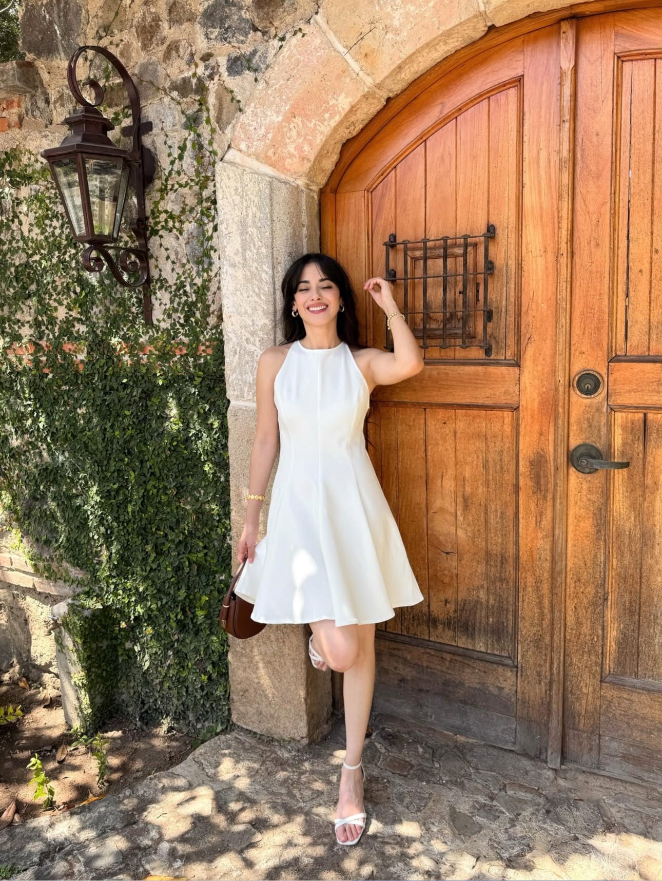 Vestido corto, de algodón, diseño de campana, sin mangas.