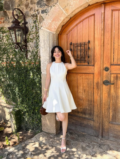 Vestido corto, de algodón, diseño de campana, sin mangas.