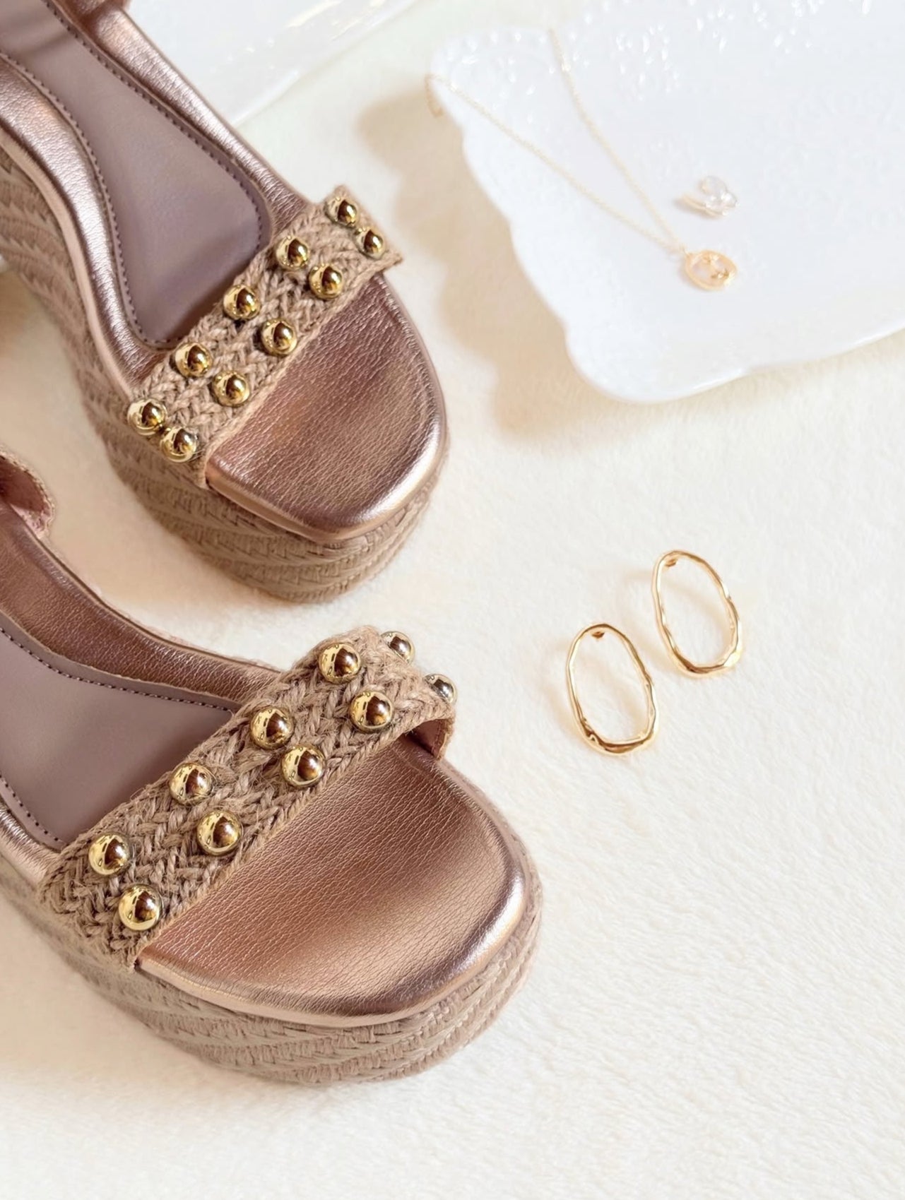 Sandalias con plataforma de 6cm de altura, color rosa dorado.