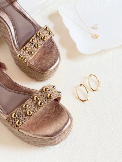 Sandalias con plataforma de 6cm de altura, color rosa dorado.