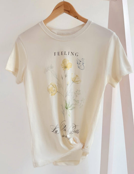 Blusa de dama, tipo T-shirt, color beige crema, llamada la vida es bella