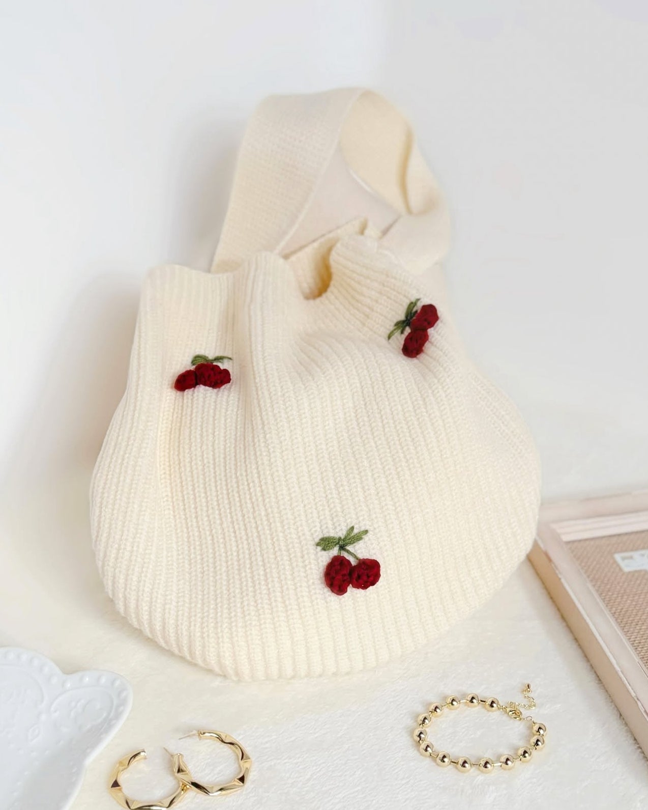 Bolso para dama, especial, de lana, con cerezas bordadas.