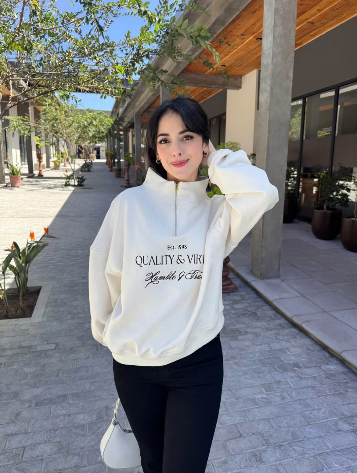 “Cualidad y Virtud”, suéter para dama estilo hoodie, tonalidad crema. Edición especial.