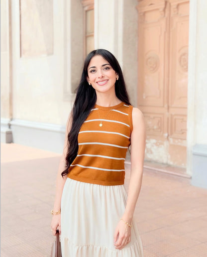 Blusa de dama tejida, sin mangas, color naranja ladrillo.
