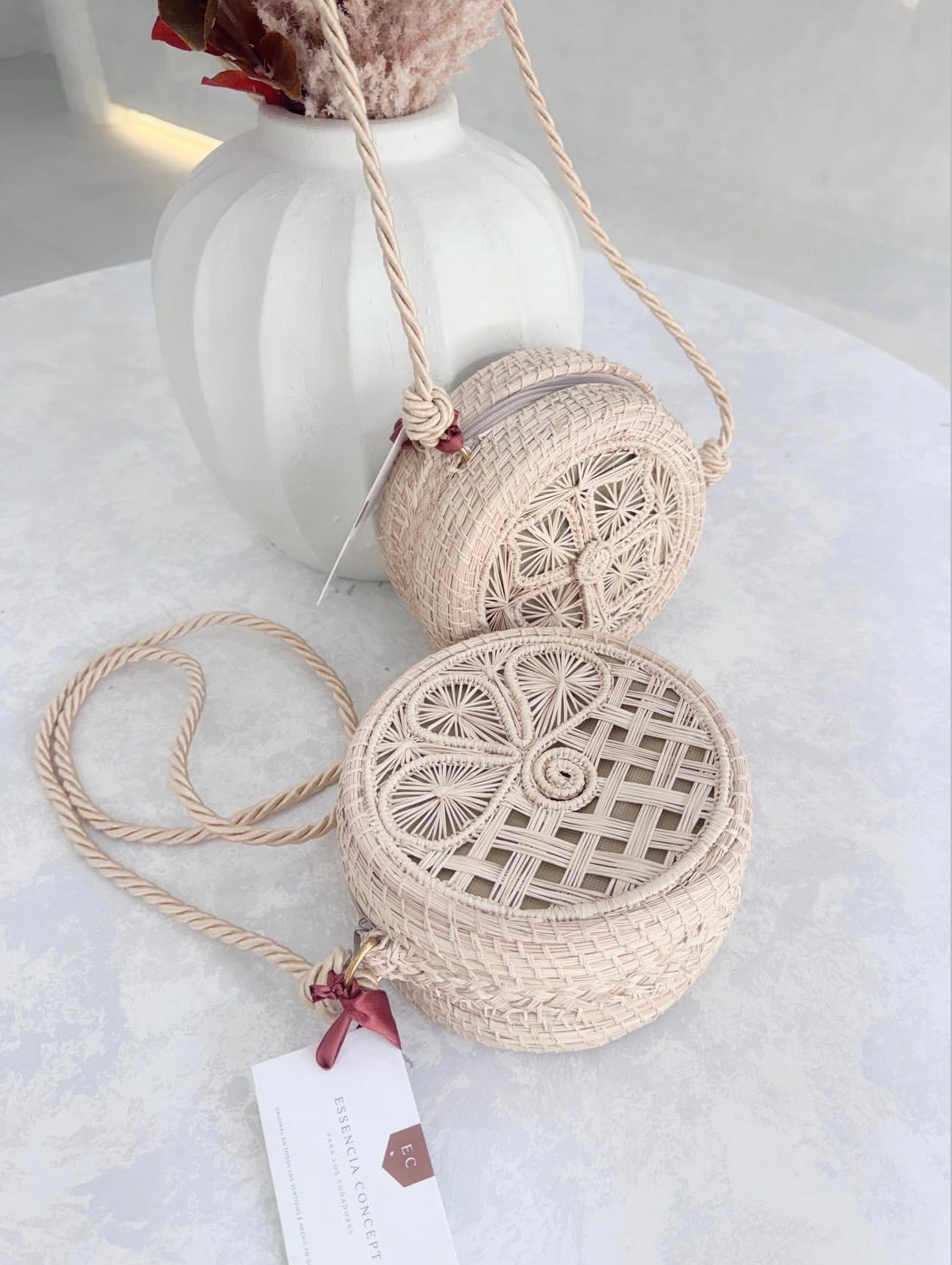 Bolso de mimbre, edición especial y artesanal, color beige.