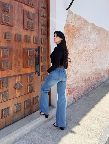 Pantalón estilo Wide Leg, edición especial, lona estrech, color celeste obscuro con degradado y bigotes.