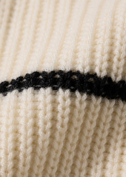 Suéter para dama, diseño especial de medio zipper, tonalidad crema con líneas negras.