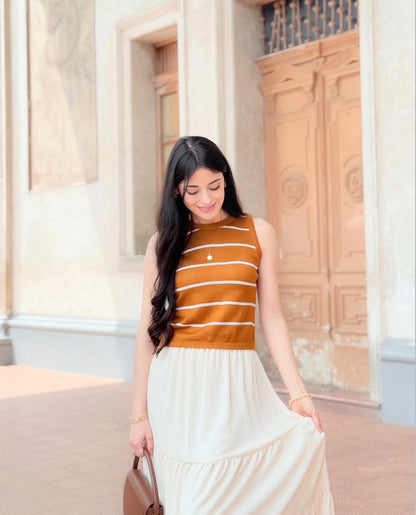 Blusa de dama tejida, sin mangas, color naranja ladrillo.