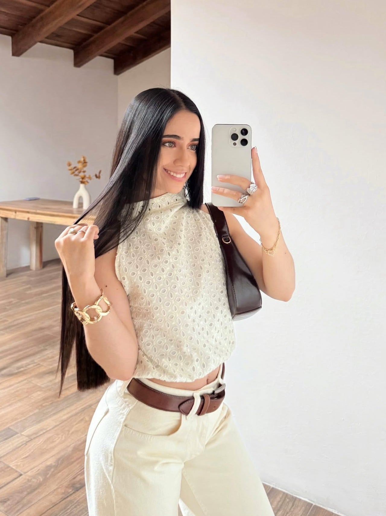 Blusa de algodón, sin mangas y cuello alto de encaje.
