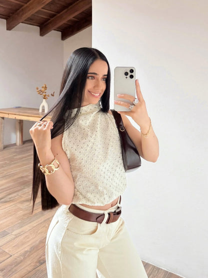 Blusa de algodón, sin mangas y cuello alto de encaje.