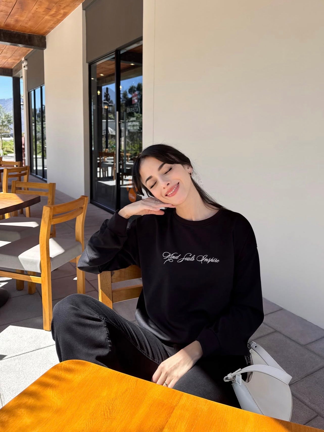 "Las almas amables inspiran", suéter para dama, estilo hoodie, de tela especial color negro.
