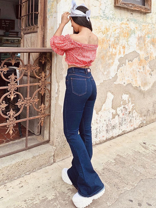 Pantalón de mezclilla, tipo campana, color azul.