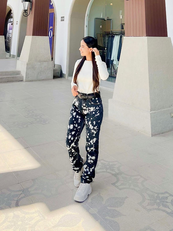 Pantalón tipo Mom Jeans de mezclilla, ¡Opuestos Combinados!