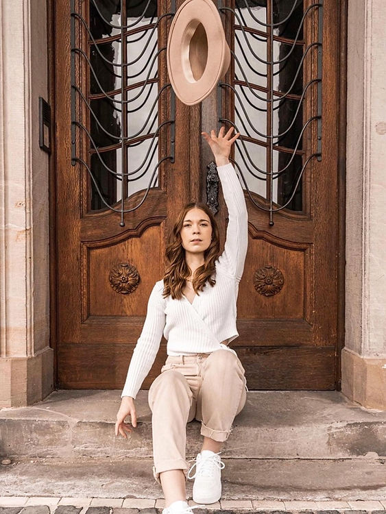 Pantalón tipo Mom Jeans de mezclilla, tonalidad beige