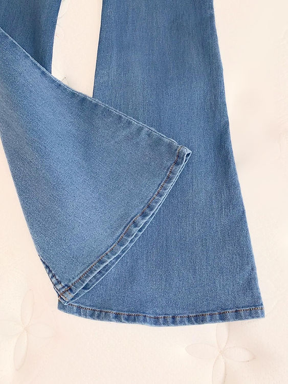 Pantalón de mezclilla, estilo campana, celeste.