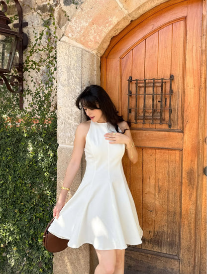 Vestido corto, de algodón, diseño de campana, sin mangas.