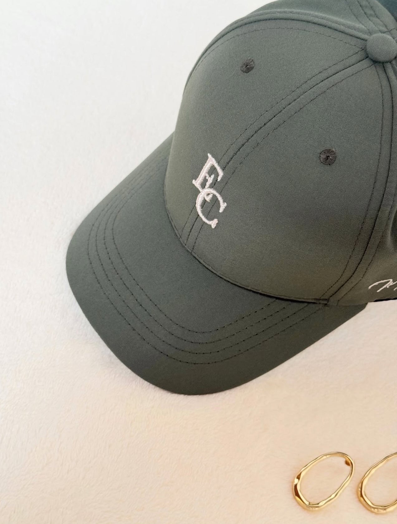 Gorra minimalista, con letras bordadas EC