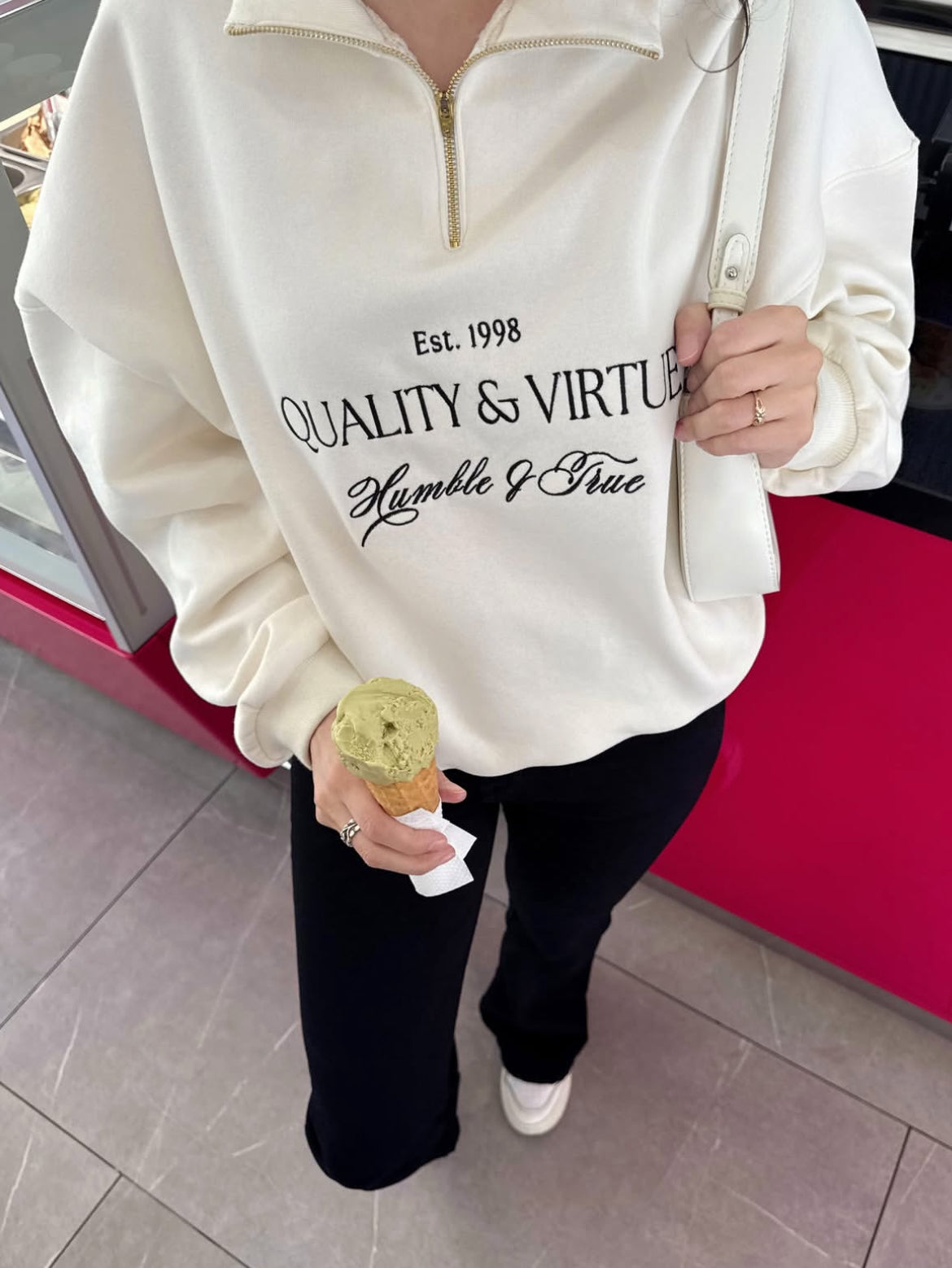 “Cualidad y Virtud”, suéter para dama estilo hoodie, tonalidad crema. Edición especial.